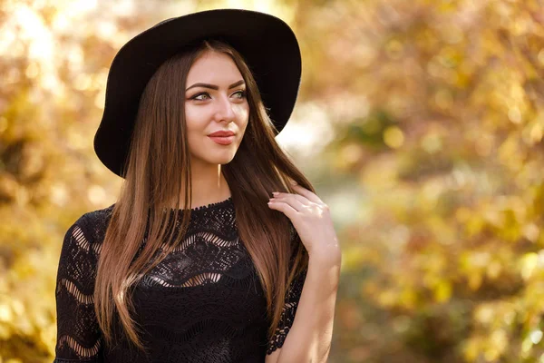 Крупный План Портрета Красивой Улыбающейся Женщины Черном Платье Шляпе Фоне — стоковое фото