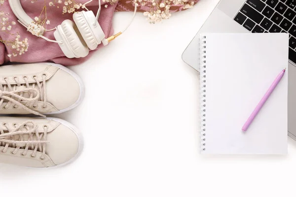 Mode weibliche rosa Accessoires Set. Laptop, Kopfhörer und Notebook — Stockfoto