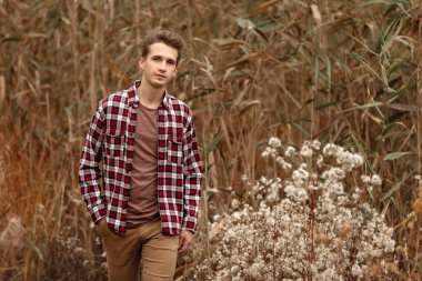 Bir sonbahar günü doğada yakışıklı genç adam