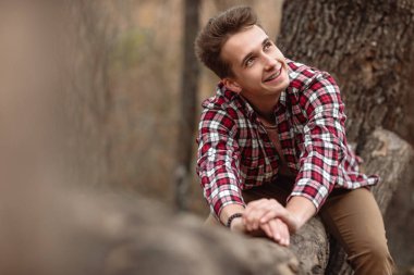 Bir sonbahar günü doğada yakışıklı genç adam