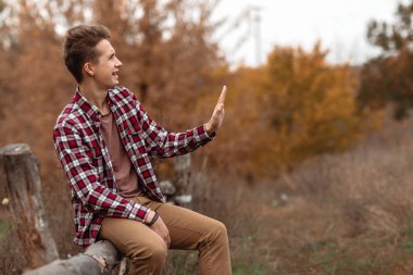 el ile durdurma hareketi yapan genç erkek