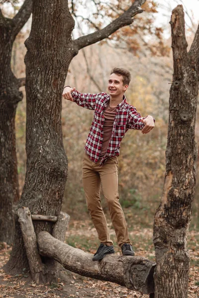 Guapo joven en la naturaleza en un día de otoño — Foto de Stock