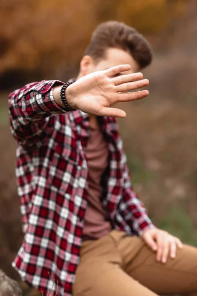 Ung man gör stop gest med handen — Stockfoto