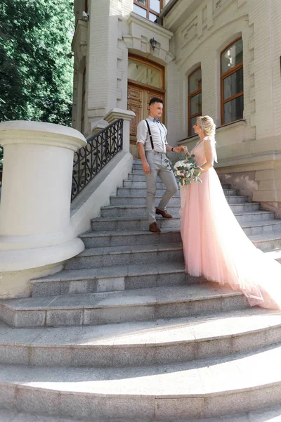 Hochzeitspaar bei sonnigem Sommertag in der Stadt. — Stockfoto