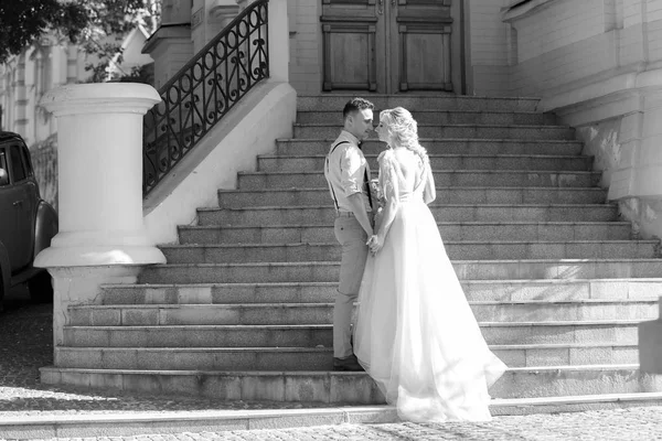 Hochzeitspaar bei sonnigem Sommertag in der Stadt. — Stockfoto