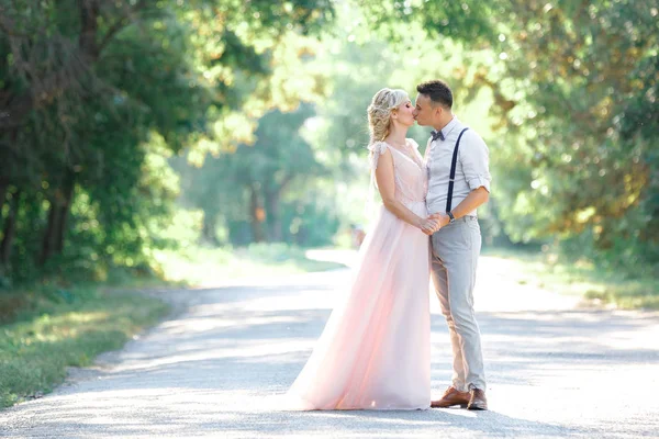 Wedding couple on the nature in summer day. — Stock Photo, Image