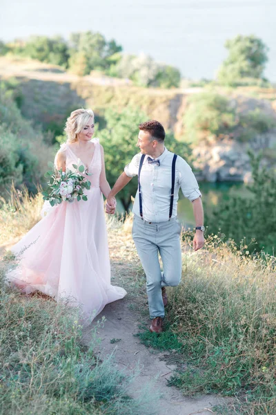 Hochzeitspaar an einem Sommertag in der Natur. — Stockfoto