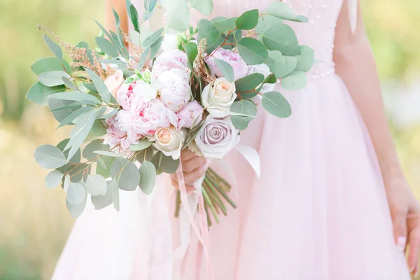 Невесты руки держать красивые свадебный букет на открытом воздухе — стоковое фото