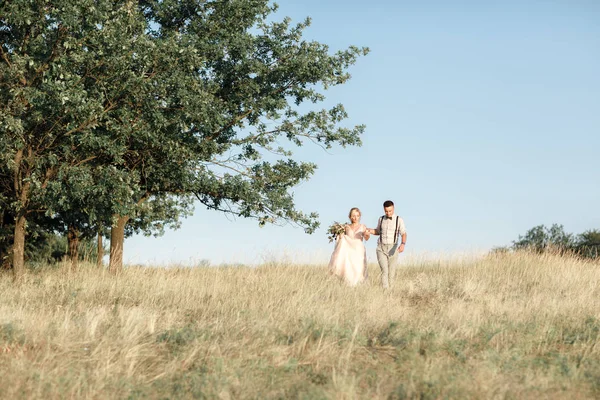 Hochzeitspaar an einem Sommertag in der Natur. — Stockfoto