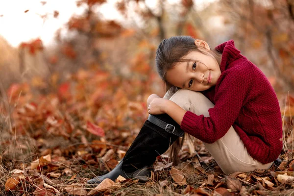 Niño de moda de 5 años posando en el parque de otoño . — Foto de Stock