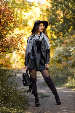 siyah elbise ve şapka sonbaharın güzel kadın