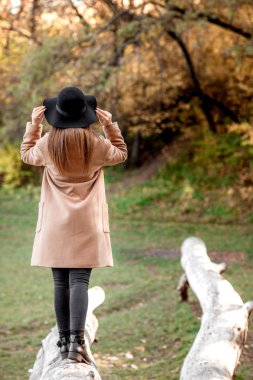 güzel genç kadın parkta sonbaharda poz