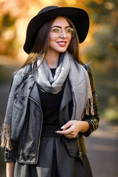 Bella donna in abito nero e cappello in autunno — Foto Stock