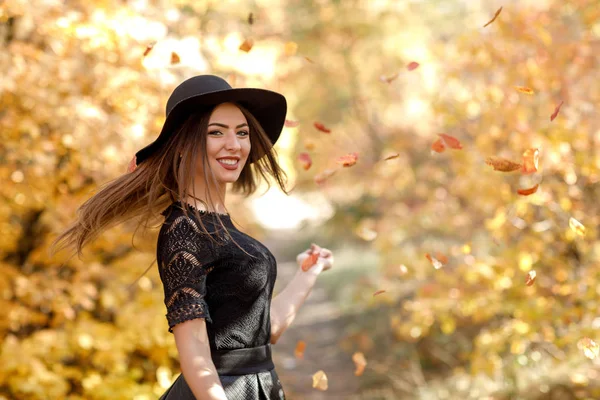 Gyönyörű nő fekete ruhát és kalapot ősszel — Stock Fotó