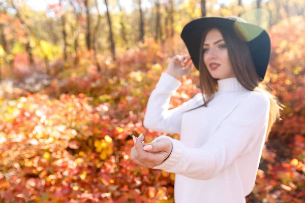 Gülümseyen ve onu sonbahar parkta takip etmeye davet kadın. — Stok fotoğraf