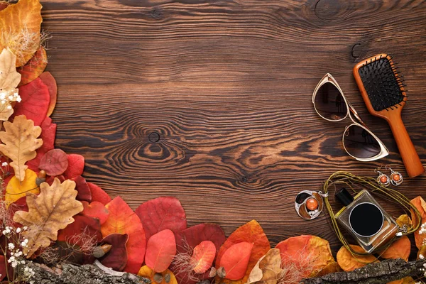 Set de accesorios femeninos de moda. hojas de otoño, gafas de sol, perfume y joyas —  Fotos de Stock