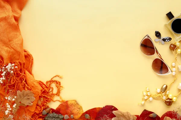 Set de accesorios femeninos de moda. hojas de otoño, gafas de sol, perfumes y cosméticos — Foto de Stock