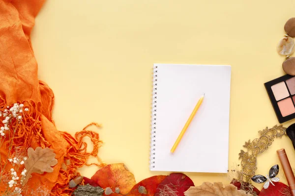 秋の紅葉、スカーフ、紙のノート、黄色の背景でのノート パソコン — ストック写真