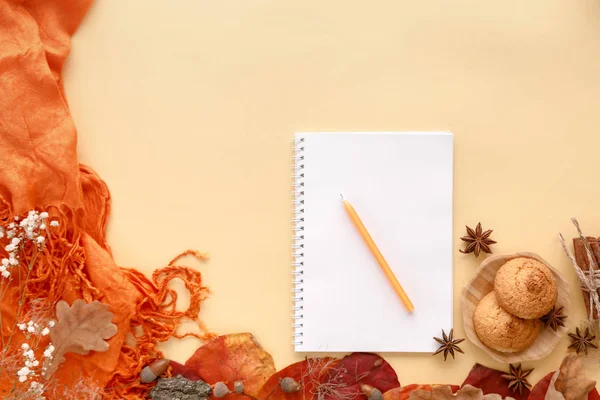 Herbstblätter, Plätzchen und Papier Notizbuch, flach gelegt — Stockfoto