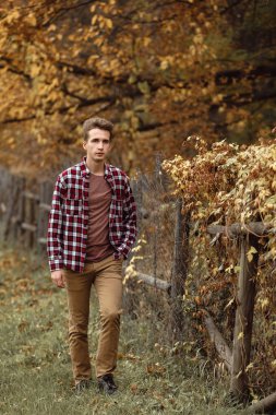 Bir sonbahar günü doğada yakışıklı genç adam