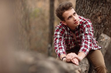 Bir sonbahar günü doğada yakışıklı genç adam