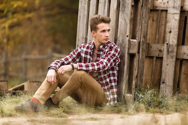 Guapo joven en la naturaleza en un día de otoño — Foto de Stock