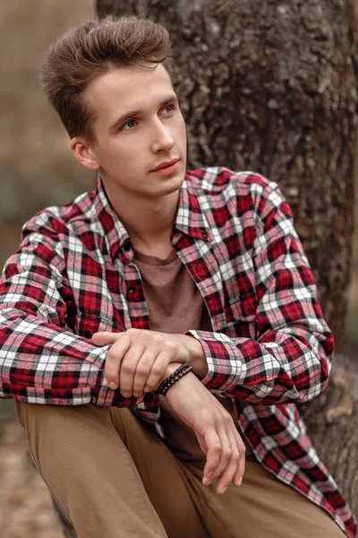 Bello giovane ragazzo in natura in una giornata d'autunno — Foto Stock