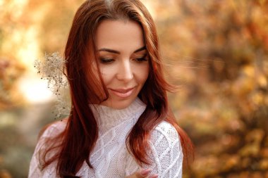 kadın elbise ve şapka sonbahar yaprakları arka plan üzerinde