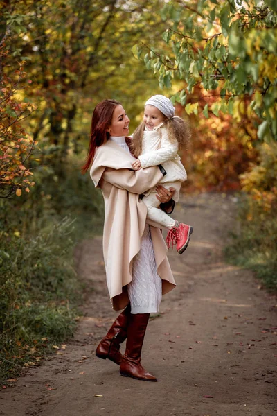 Büyüleyici güzel anne ile küçük kızı kız yürüyor — Stok fotoğraf