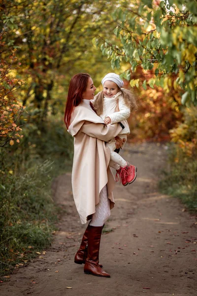 Büyüleyici güzel anne ile küçük kızı kız yürüyor — Stok fotoğraf