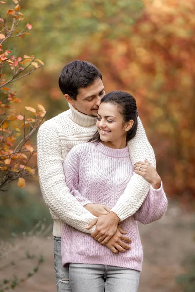 Pareja Enamorada Abrazándose Hermoso Día Otoño Parque Momentos Felices Vida — Foto de Stock