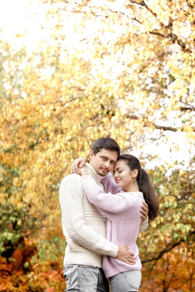 Pareja enamorada en las hojas de otoño — Foto de Stock