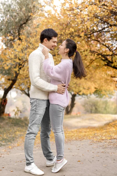 Pareja enamorada en las hojas de otoño — Foto de Stock