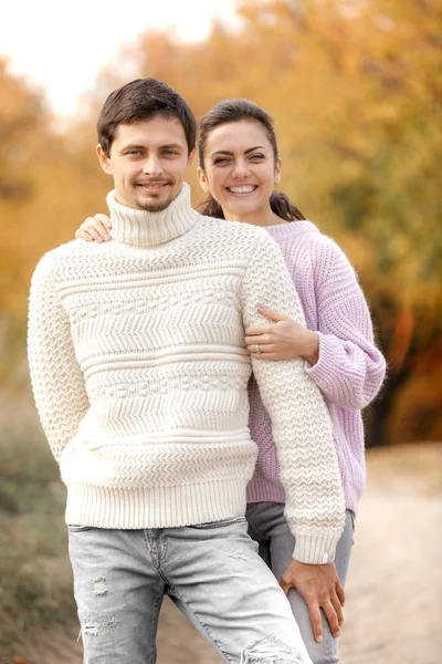 Pareja enamorada en las hojas de otoño — Foto de Stock