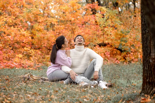 Casal apaixonado nas folhas de outono — Fotografia de Stock