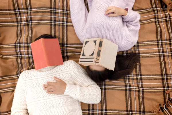 Casal apaixonado sentado no parque de outono e livro de leitura — Fotografia de Stock