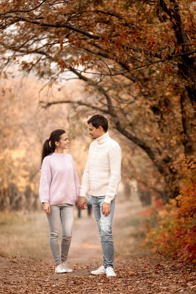 Para zakochanych w jesiennych liści — Zdjęcie stockowe
