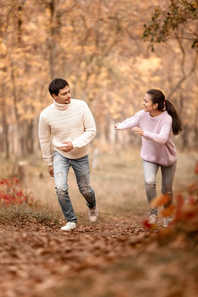 Couple amoureux dans les feuilles d'automne — Photo