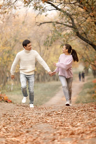 Couple amoureux dans les feuilles d'automne — Photo