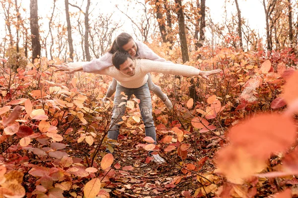 Pareja enamorada en las hojas de otoño — Foto de Stock