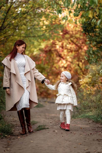 Büyüleyici güzel anne ile küçük kızı kız yürüyor — Stok fotoğraf