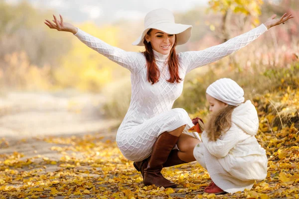 Büyüleyici güzel anne ile küçük kızı kız yürüyor — Stok fotoğraf