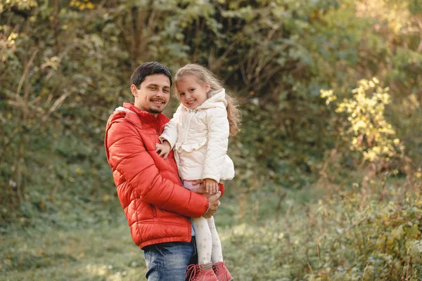 Baba küçük kızı kız ve gülümsüyor ile mutlu bir şekilde yürür — Stok fotoğraf