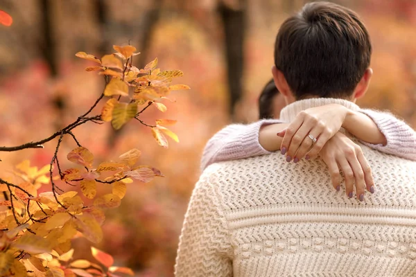 Couple amoureux étreignant dans la belle journée d'automne — Photo