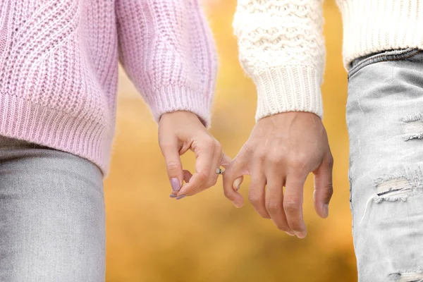 Para zakochanych, trzymając się za ręce i chodzenie — Zdjęcie stockowe