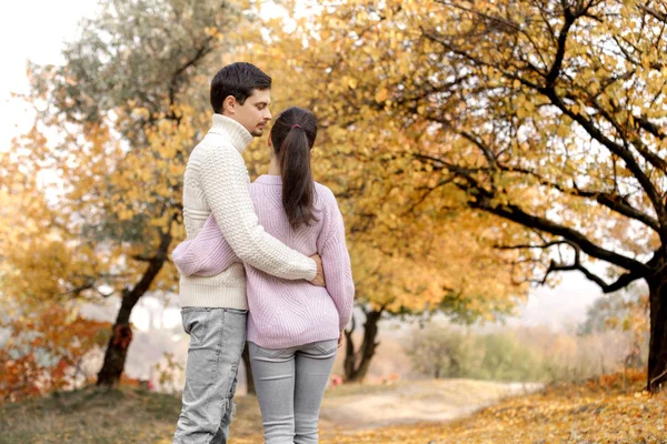 Pareja enamorada en las hojas de otoño —  Fotos de Stock