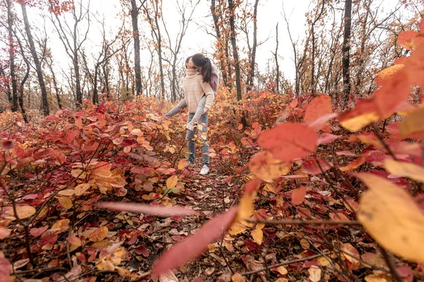 Pareja enamorada en las hojas de otoño — Foto de Stock
