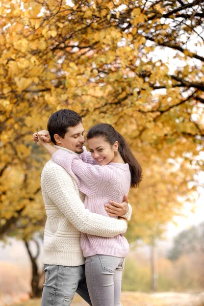 Pareja enamorada en las hojas de otoño — Foto de Stock