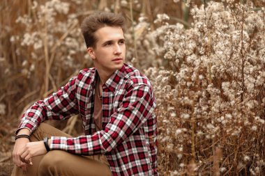 Bir sonbahar günü doğada yakışıklı genç adam