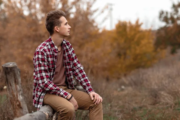 Guapo joven en la naturaleza en un día de otoño — Foto de Stock